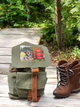 Kleiner Grüner Rucksack im Vintagestil mit Rauhimotiv